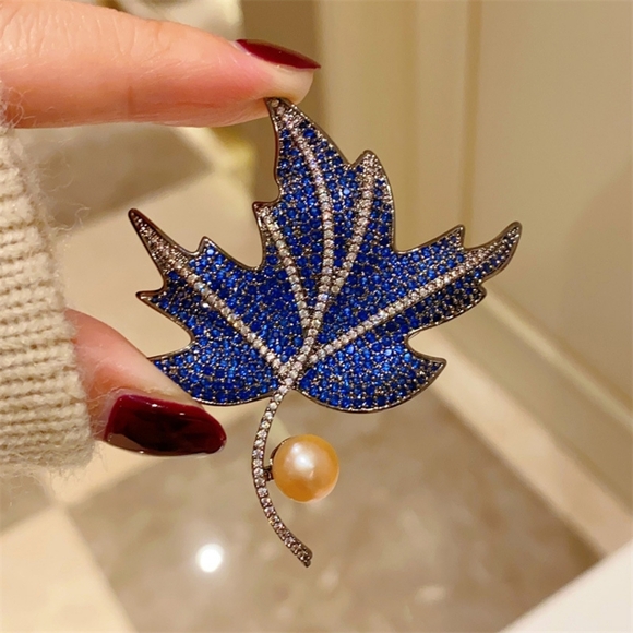 VQ Leaf Brooch - Picture 2 of 5